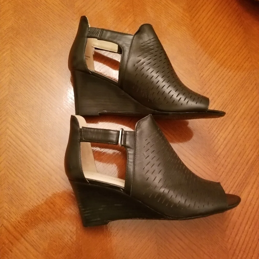 Adrianne Vittadini Wedges Heels Comfort booties